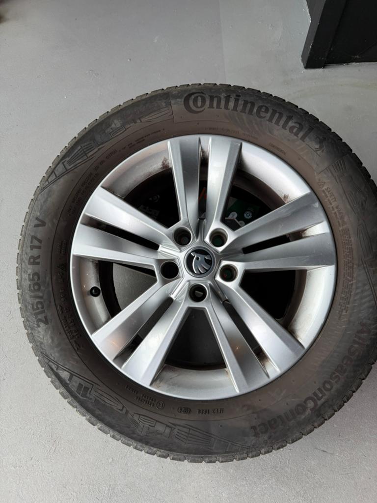 Skoda Kodiaq -VW velgen met continetal Allseason 215-65-17, Auto-onderdelen, Banden en Velgen, Ophalen, Banden en Velgen, 17 inch