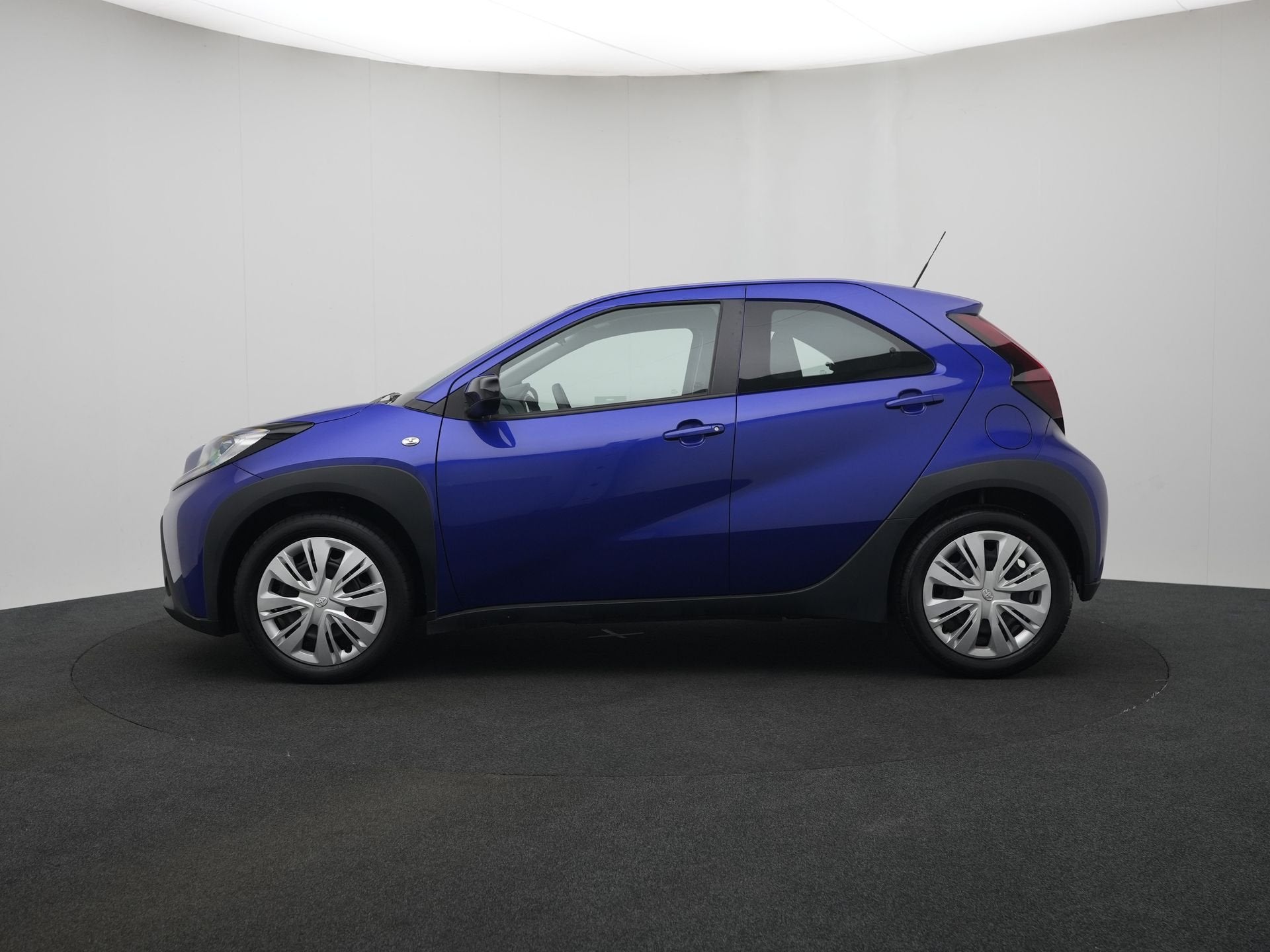 Toyota Aygo X 1.0 VVT-i S-CVT Play (bj 2024, automaat), Auto's, 12 maanden, Gebruikt, Origineel Nederlands, Grijs