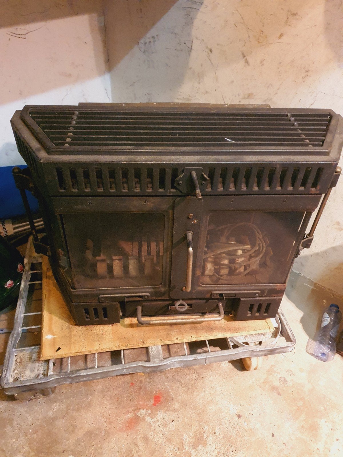 Robuuste gietijzeren houtkachel met ingebouwde ventilator ., Ophalen, Hout, Houtkachel