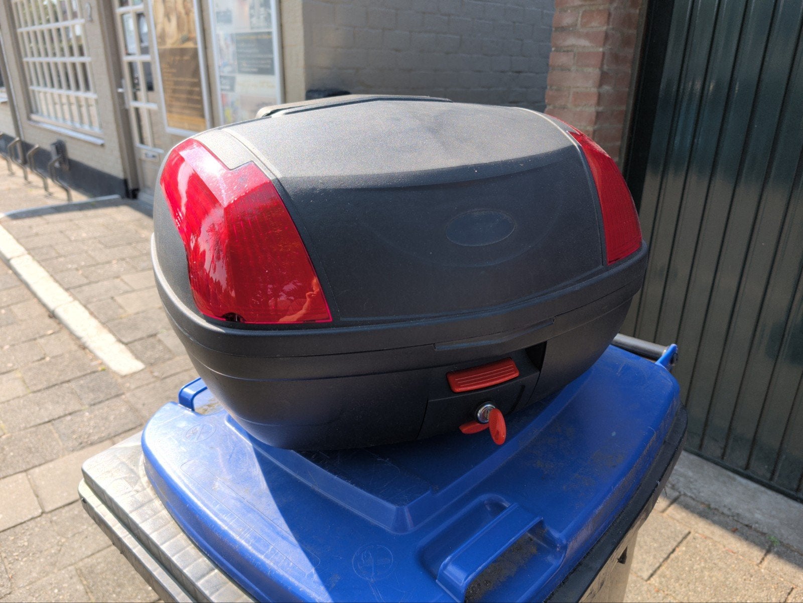 Topkoffer motor of scooter met montageplaat en sleutel, Motoren, Ophalen, Gebruikt