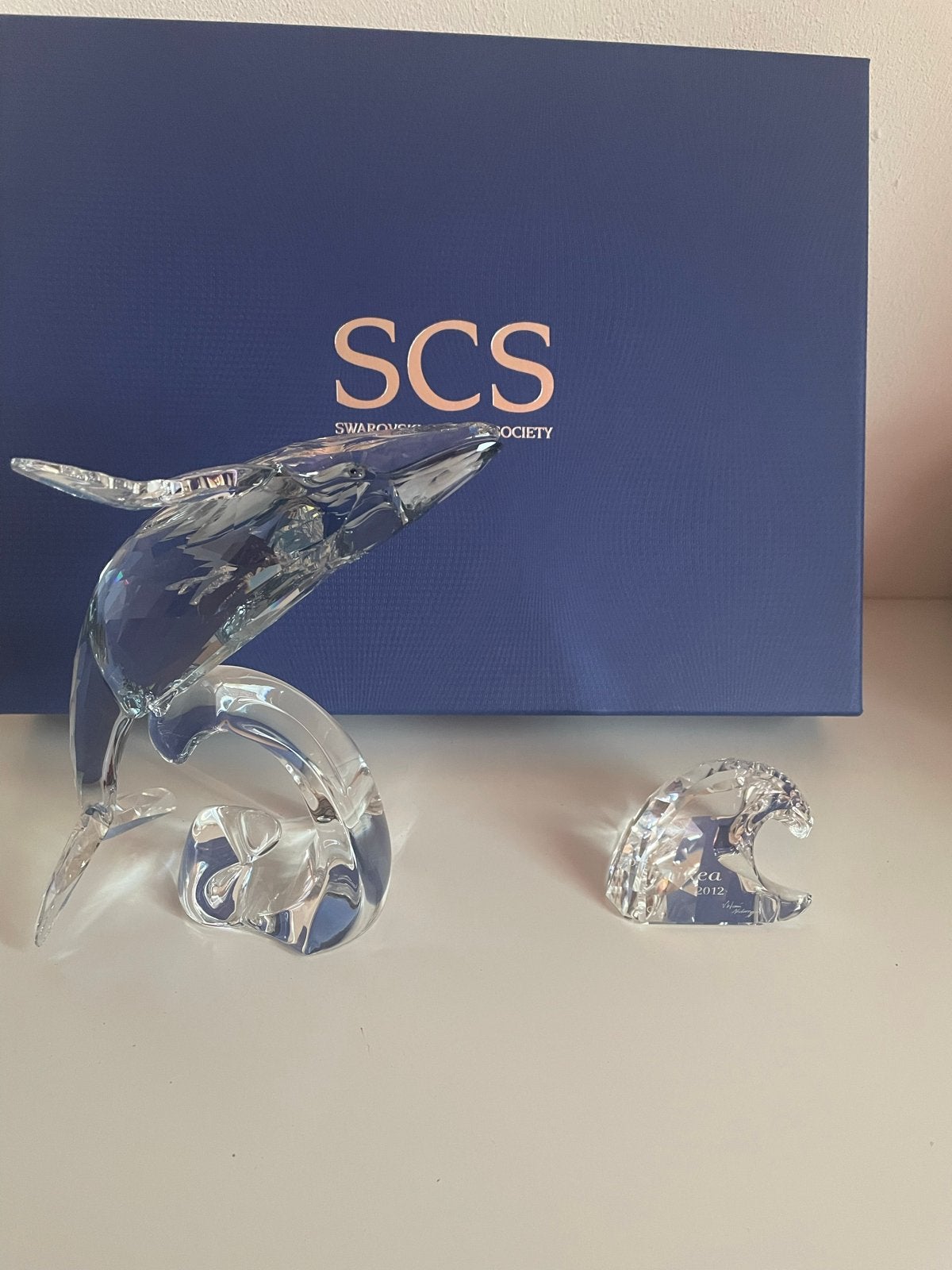 Swarovski SCS Jaarstuk 2012 Paikea Walvis, Ophalen of Verzenden, Nieuw, Figuurtje