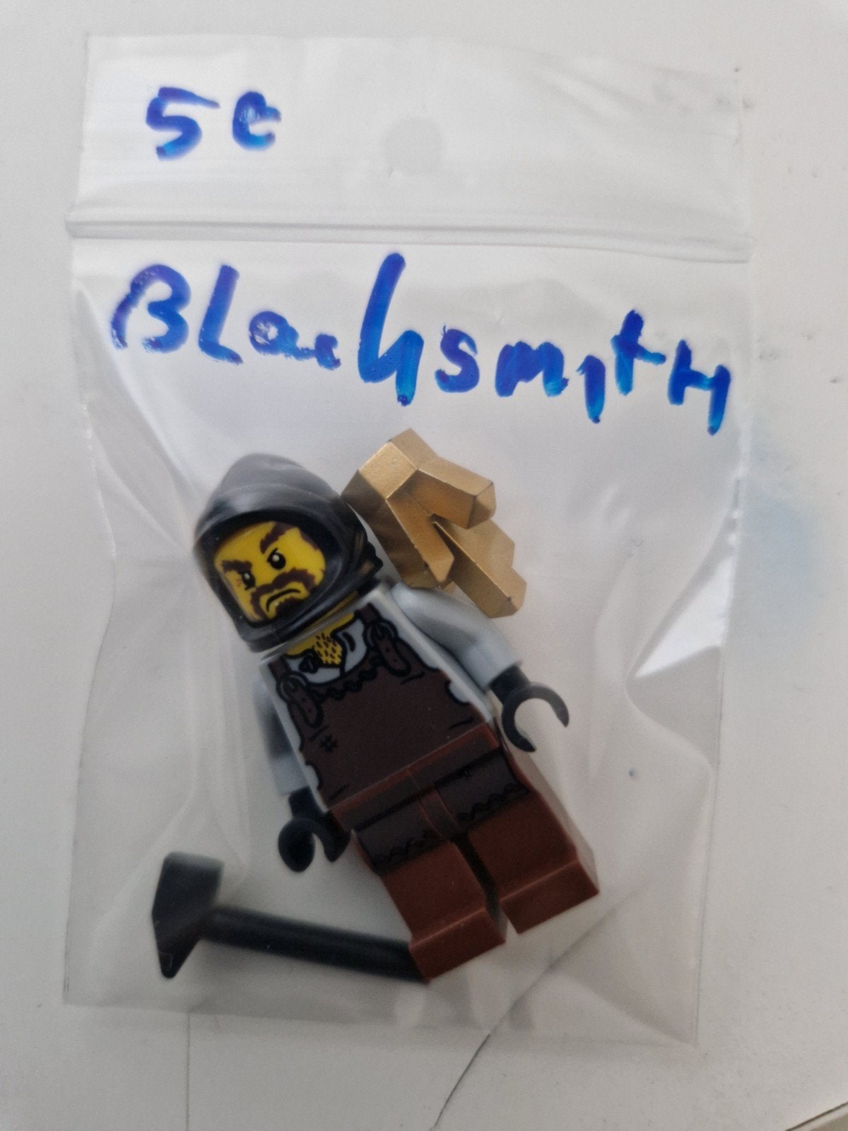 Lego Minifiguur Blacksmith met hamer en gouden helm, Gebruikt, Lego, Ophalen of Verzenden, Minifiguur