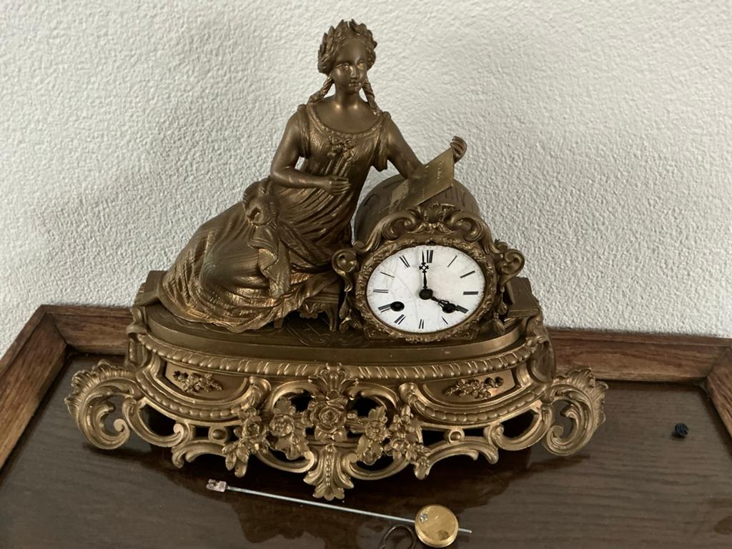 Antieke bronzen penduleklok met messing details, Ophalen of Verzenden