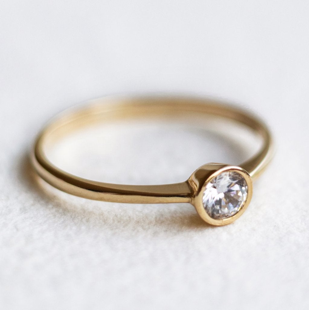 Vintage 9K gouden solitaire ring met CZ - 19, 19 tot 20, Ophalen of Verzenden, Zo goed als nieuw, Met edelsteen