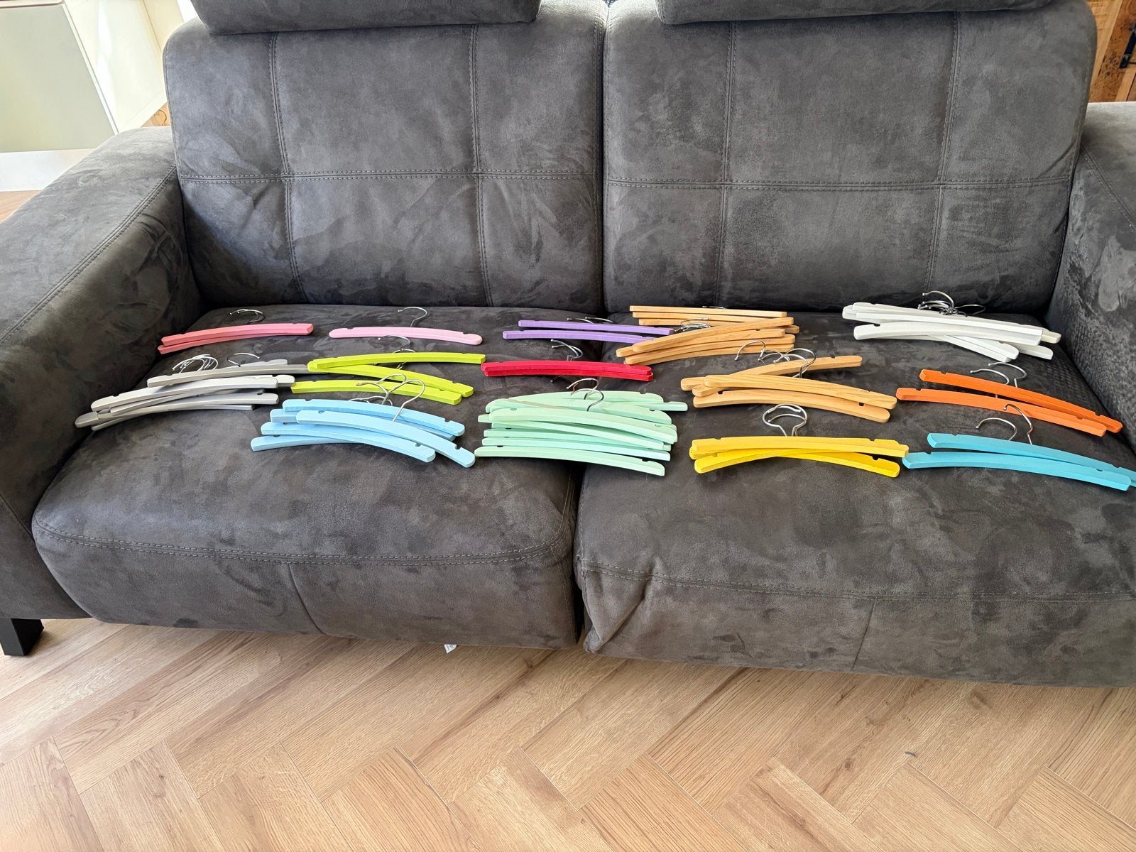 Grote partij gekleurde houten kinder kledinghangers, Ophalen of Verzenden, Gebruikt, Hout, Kinderen