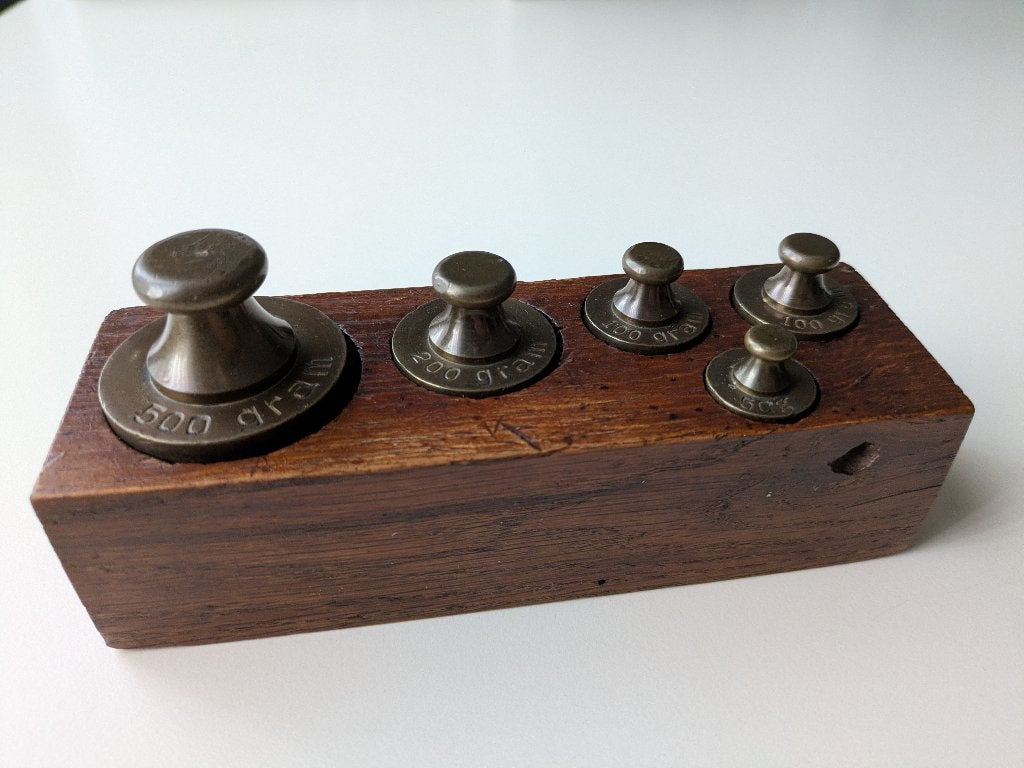 Eiken gewichtenblok met 5 messing gewichten, Antiek en Kunst, Ophalen of Verzenden, Koper