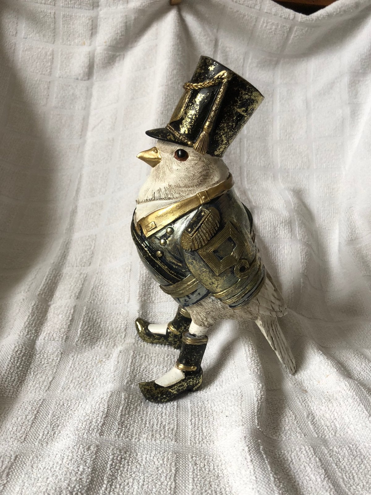 Duif met kleren, Ophalen of Verzenden, Zo goed als nieuw