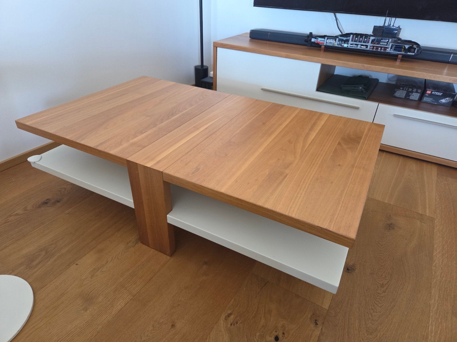 Hülsta Moderne salontafel van noten hout met wit onderblad, Huis en Inrichting, Ophalen, Modern, 100 tot 150 cm, 100 tot 150 cm