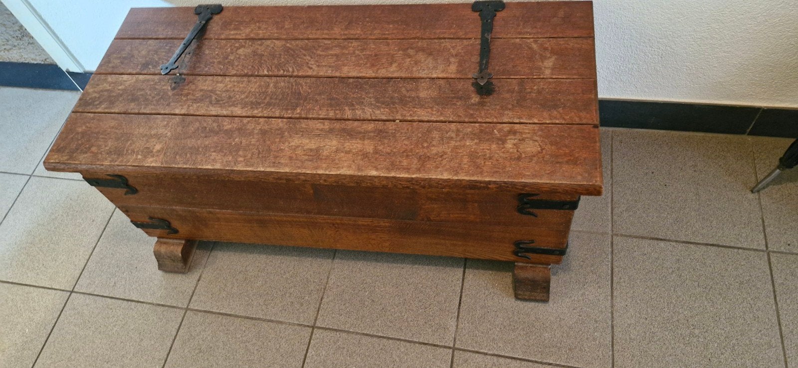 Antieke houten kist met smeedijzeren beslag, Ophalen