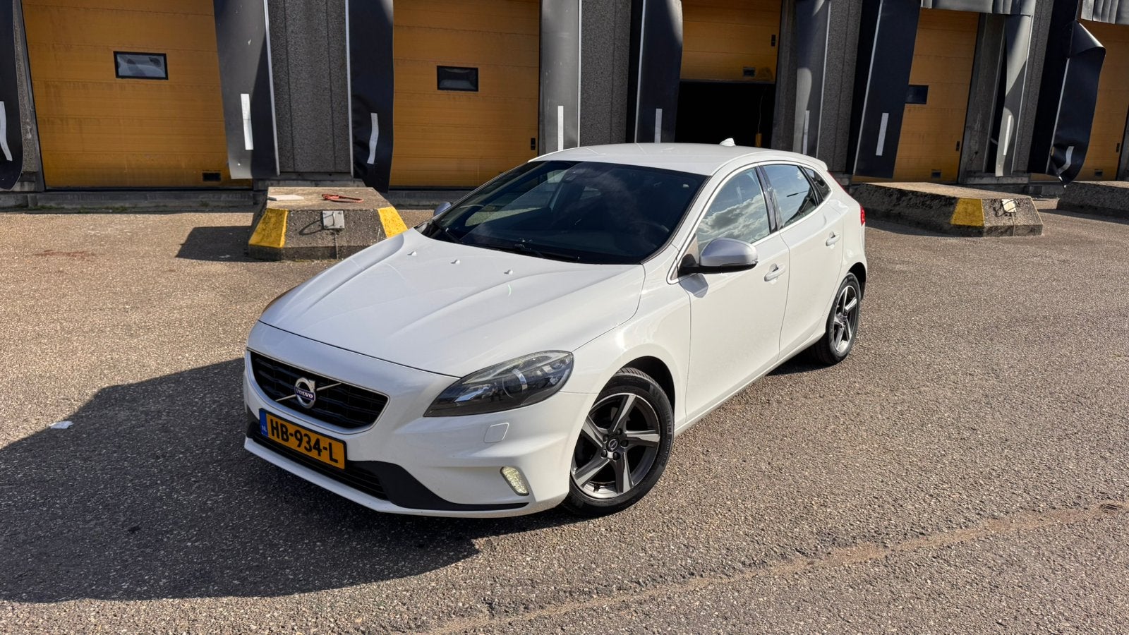Volvo V40 2.0 D2 2015 R-Design NL Auto Afn Trekhaak, Voorwielaandrijving, Zwart, 4 cilinders, 1969 cc