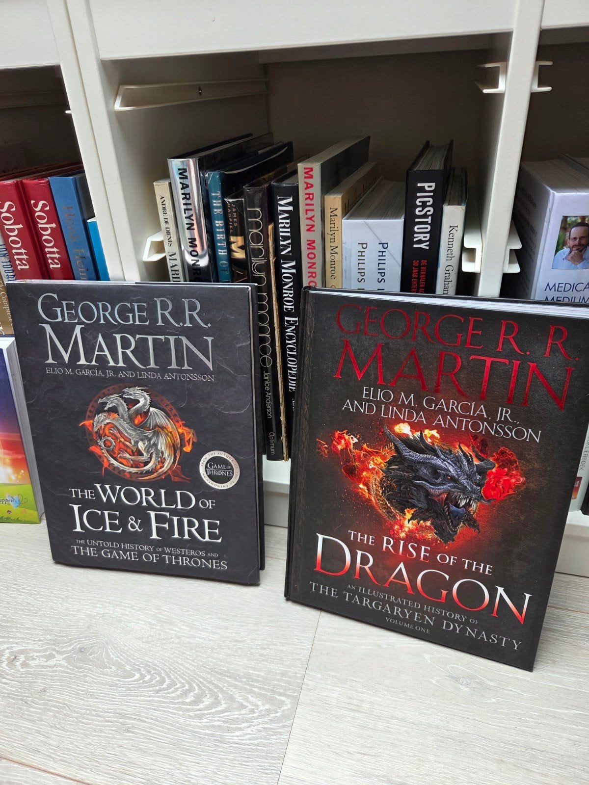 George R.R Martin - World of Ice & Fire + Rise of Dragon, Ophalen of Verzenden, Zo goed als nieuw
