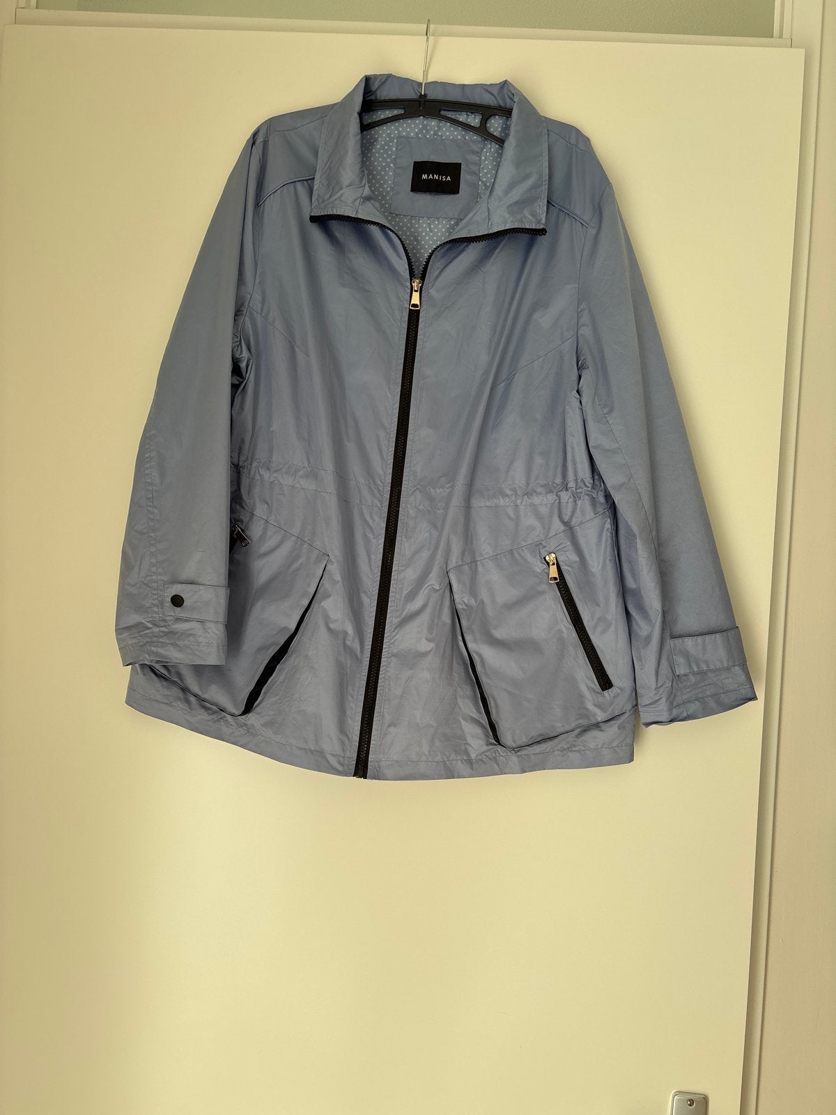 Manisa lichtblauwe jas, maat 42, Ophalen of Verzenden, Zo goed als nieuw, Maat 42/44 (L), Blauw