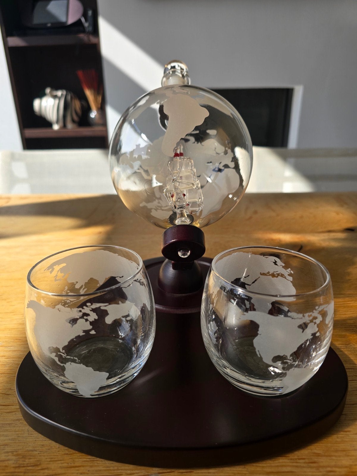 Glazen karaf met wereldbol design en 2 glazen, Huis en Inrichting, Ophalen of Verzenden, Zo goed als nieuw, Meerkleurig, Overige merken
