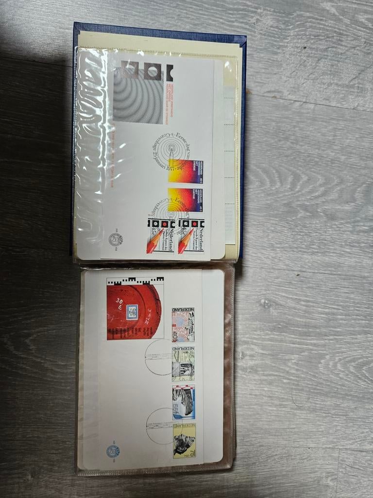 Nederlandse postzegels in map, Postzegels en Munten, Postzegels | Nederland, Ophalen of Verzenden