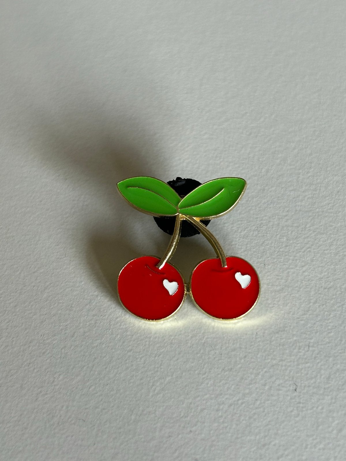 Leuke kersen broche/pin met hartjes, Overige materialen, 4 tot 7 cm, Nieuw, Ophalen of Verzenden