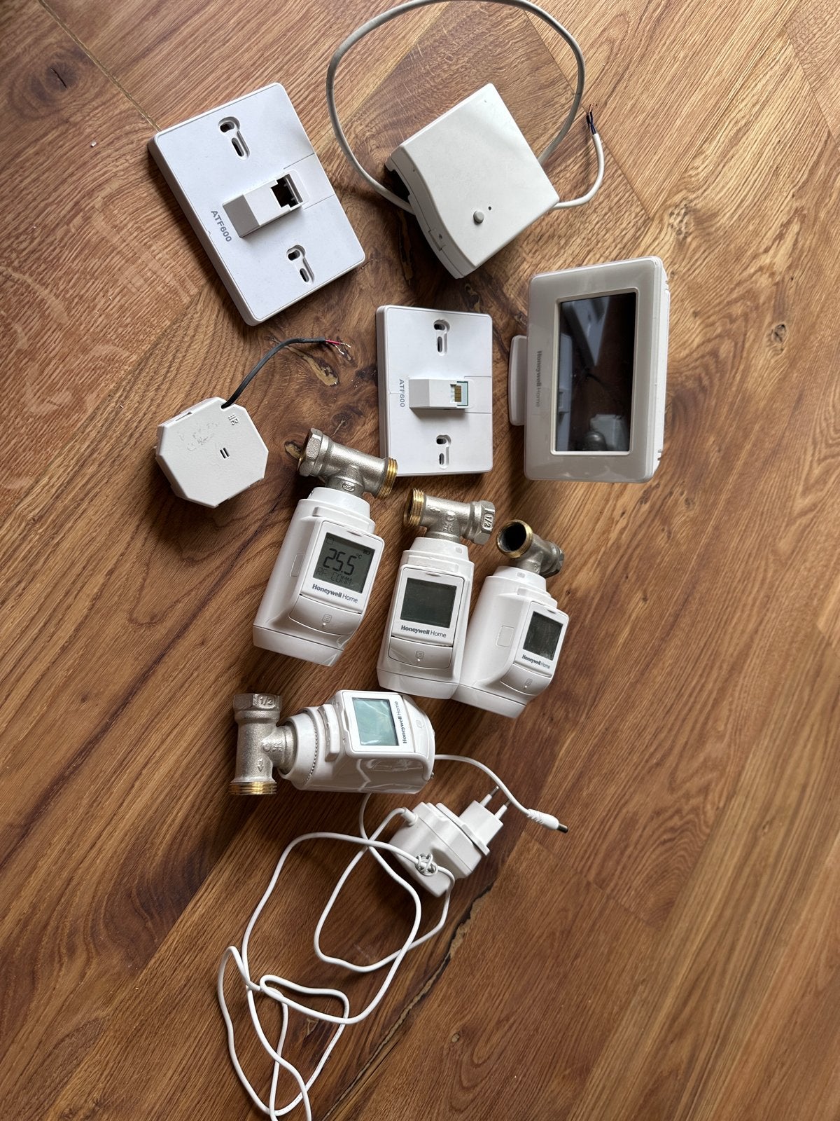 Honeywell EvoHome met muuraansluiting en 4 radiatorknoppen, Ophalen, Slimme thermostaat, Gebruikt