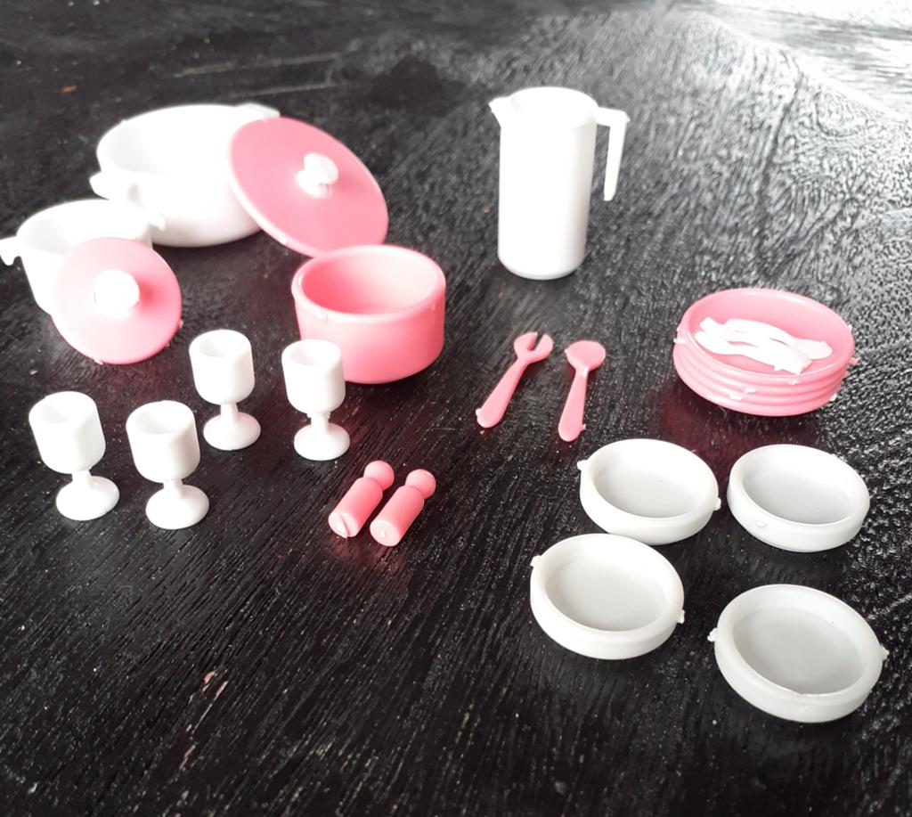 Barbie dream house dish, servies , jaren 80, Verzamelen, Poppen, Ophalen of Verzenden, Zo goed als nieuw