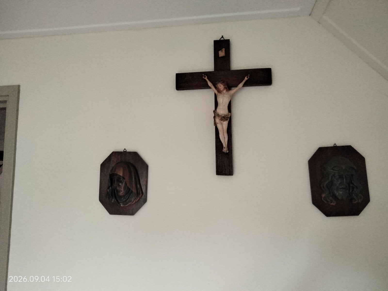 Houten kruis met stenen corpus Jezus en bronzen Maria/Jezus, Antiek en Kunst, Antiek | Religie, Ophalen of Verzenden