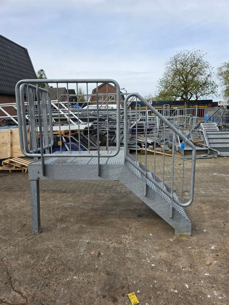 Stalen bordestrap gegalv hoog 0,95mtr nob196, Ophalen, 2 tot 4 meter