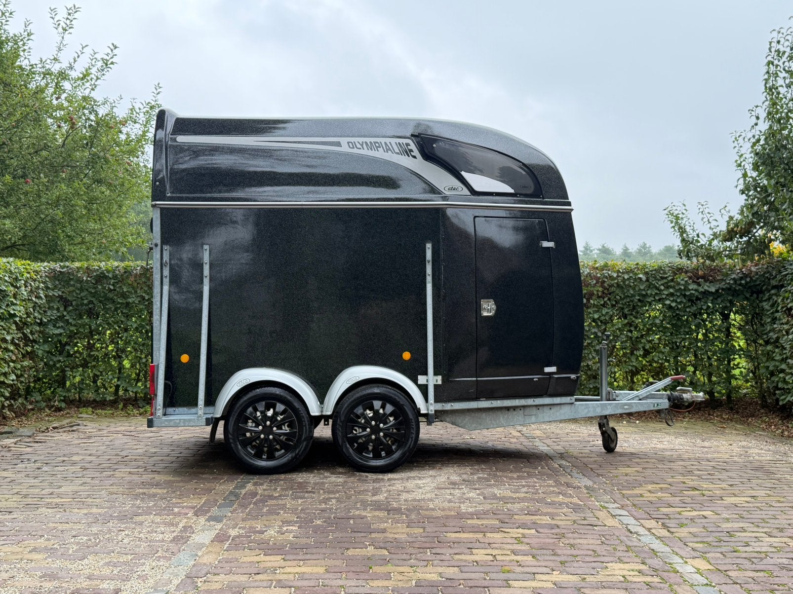 Prachtig mooie 1.5 paards atec met kunstof vloer, Dieren en Toebehoren, Ophalen, Zo goed als nieuw, 5453SL, Polyester