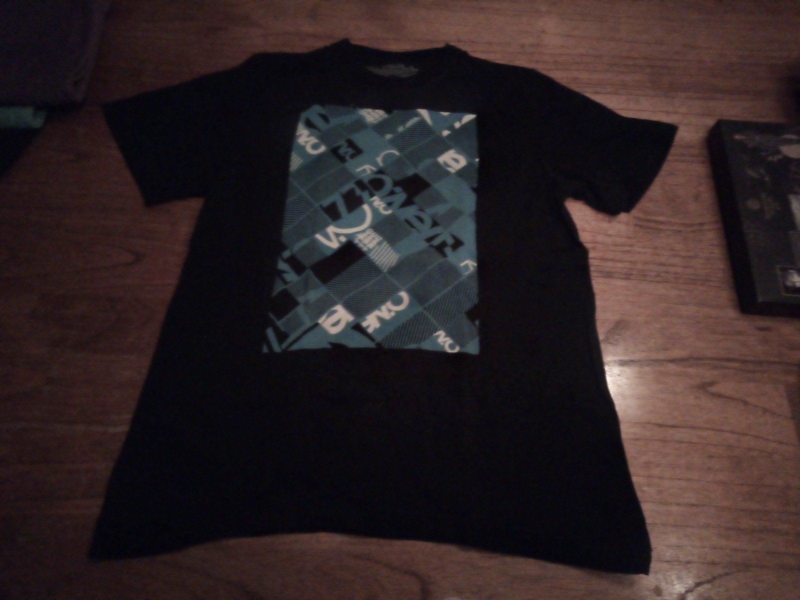 Zwart T-shirt met blauw/groen patroon maat 152, Ophalen of Verzenden, Gebruikt, Jongen of Meisje, Shirt of Longsleeve