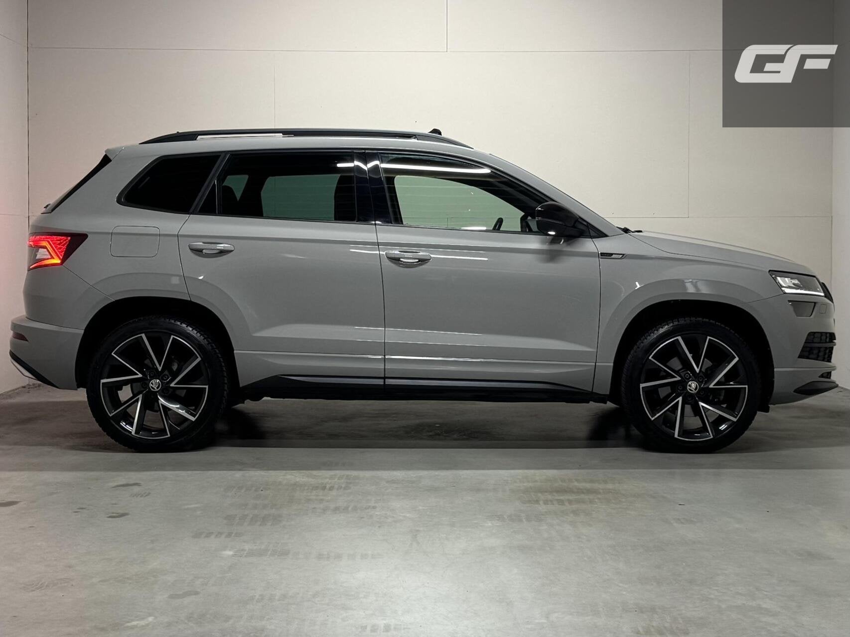 Skoda Karoq 1.5 TSI ACT Sportline Pano Virtual Camera Carpla, Stof, 4 cilinders, Automatische klimaatregeling, Zilver of Grijs