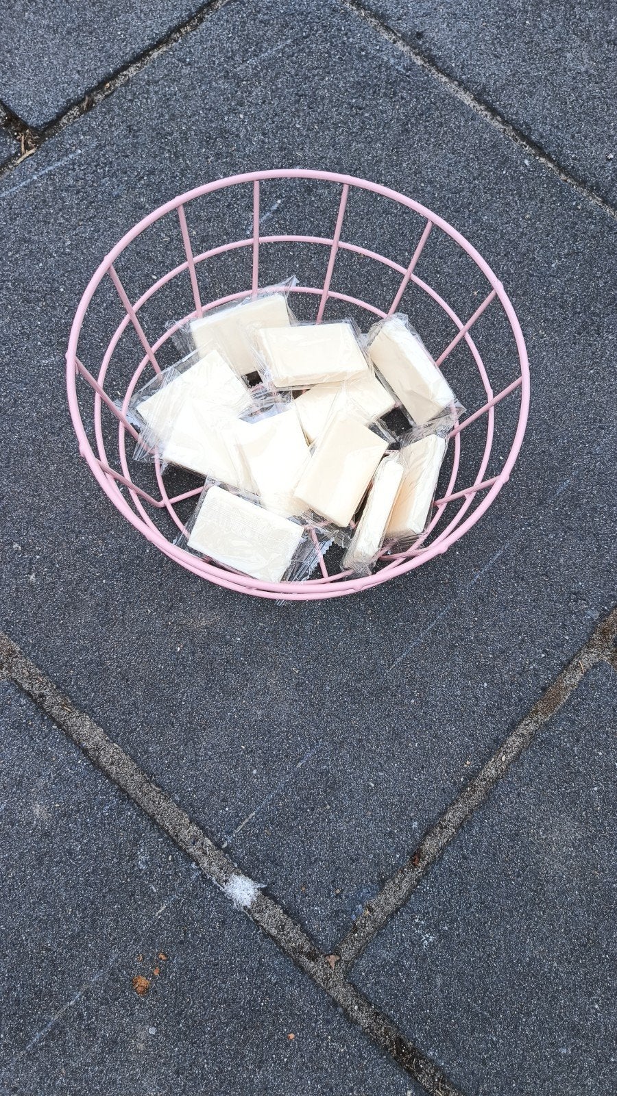 Roze mandje met stukjes verpakte zeep, Ophalen, Nieuw, Bad & Douche