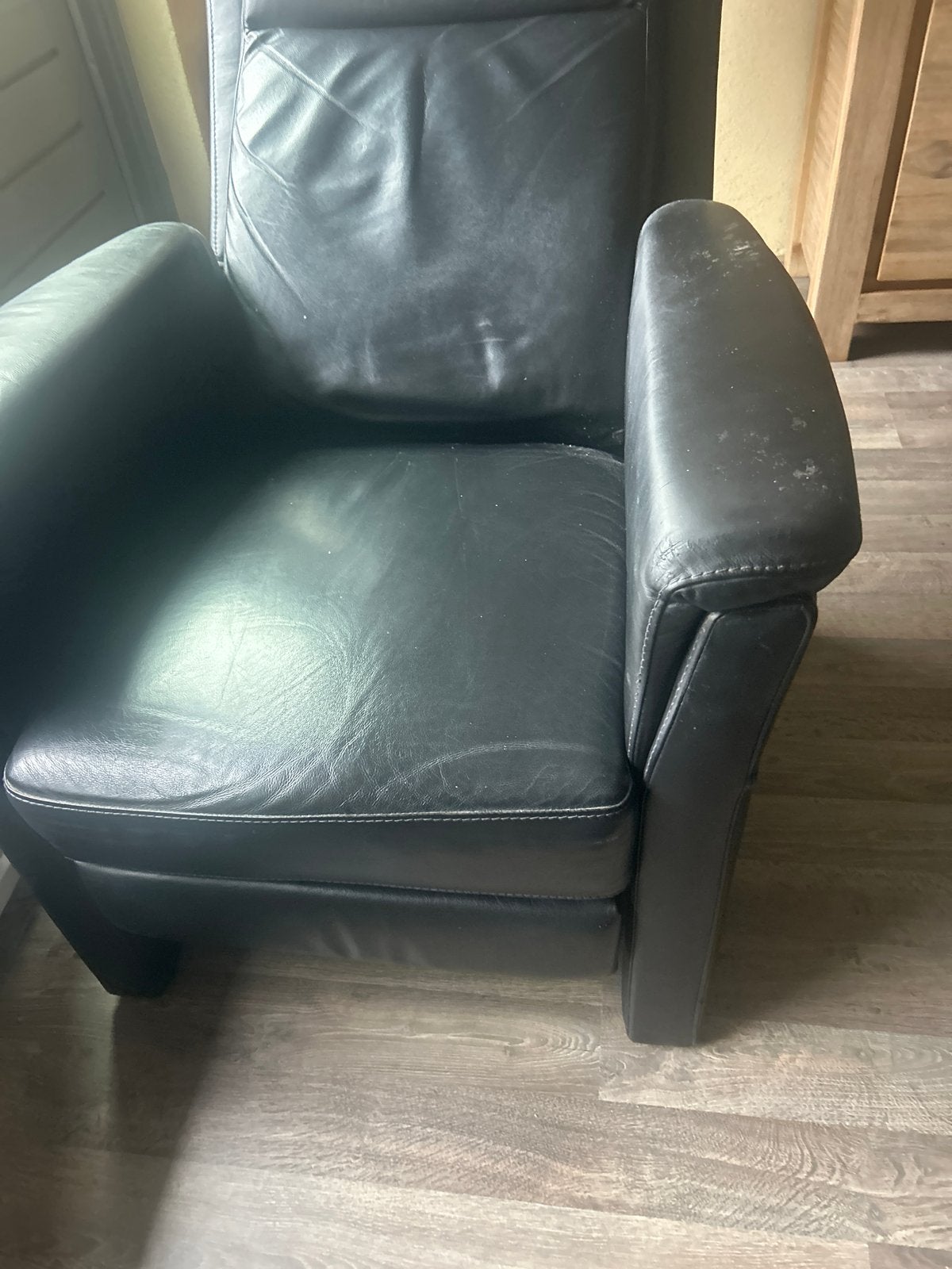 Zwarte relaxstoel met motor (voetenbank defect), Ophalen, Gebruikt, Leer