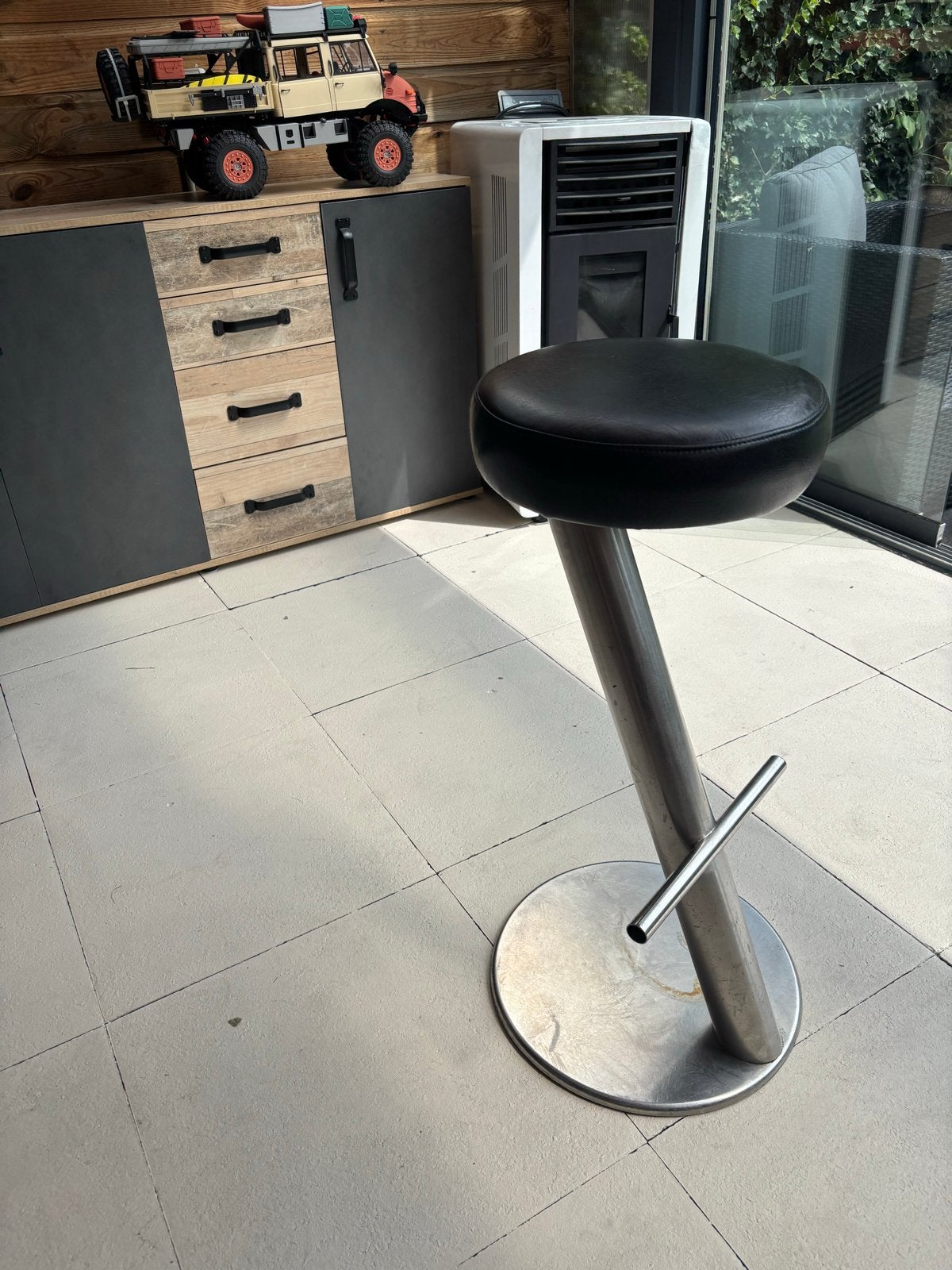 Moderne barkruk met zwart leren zitting en metalen voet, Huis en Inrichting, Ophalen, Met voetsteun, Leer, Zo goed als nieuw