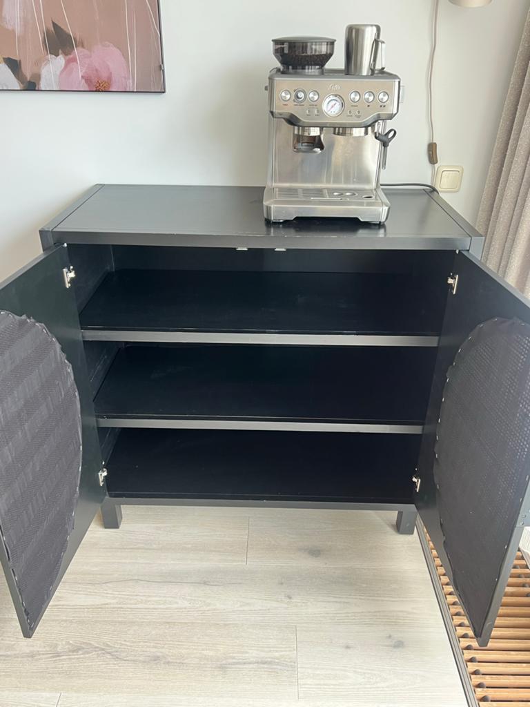 Zwart dressoir/kastje met rotan deuren - Karwei, Ophalen, Gebruikt, 100 tot 150 cm, 100 tot 150 cm
