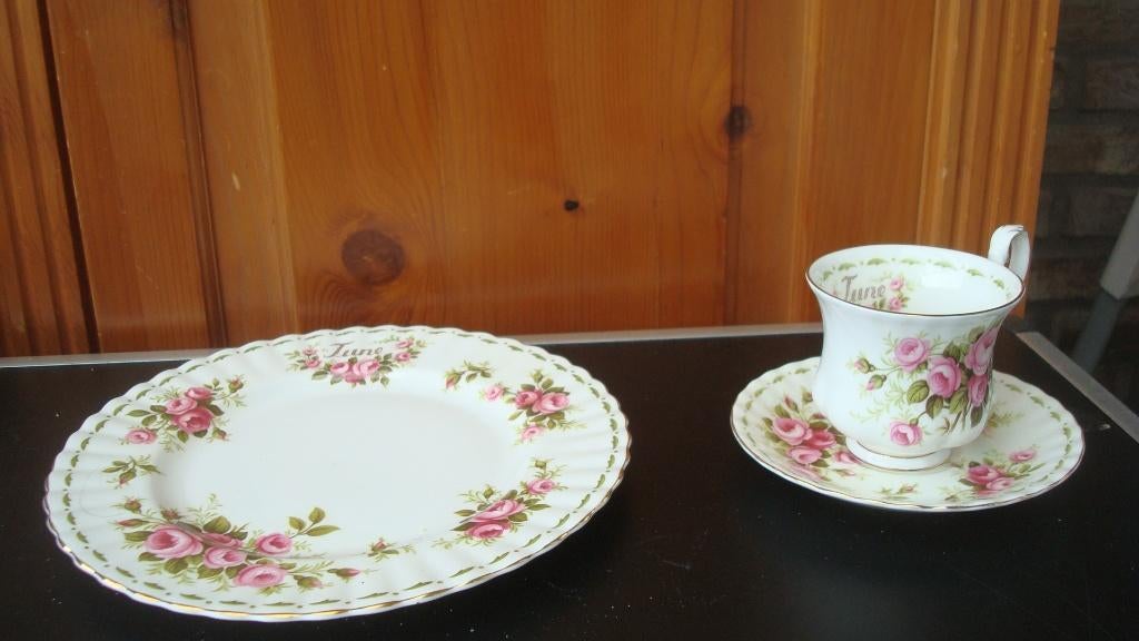 royal albert flowers of the month, Antiek en Kunst, Antiek | Servies los, Ophalen of Verzenden