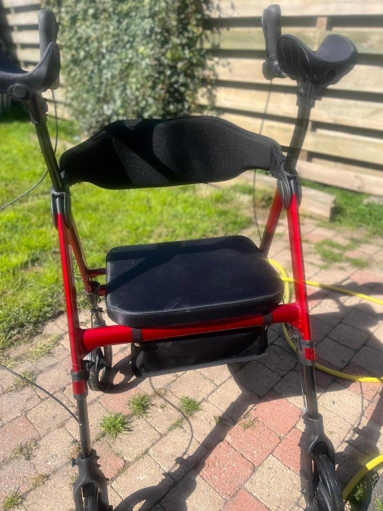 Rollator met Armschalen – 200 kg - Rood, Ophalen, Opvouwbaar, Zo goed als nieuw