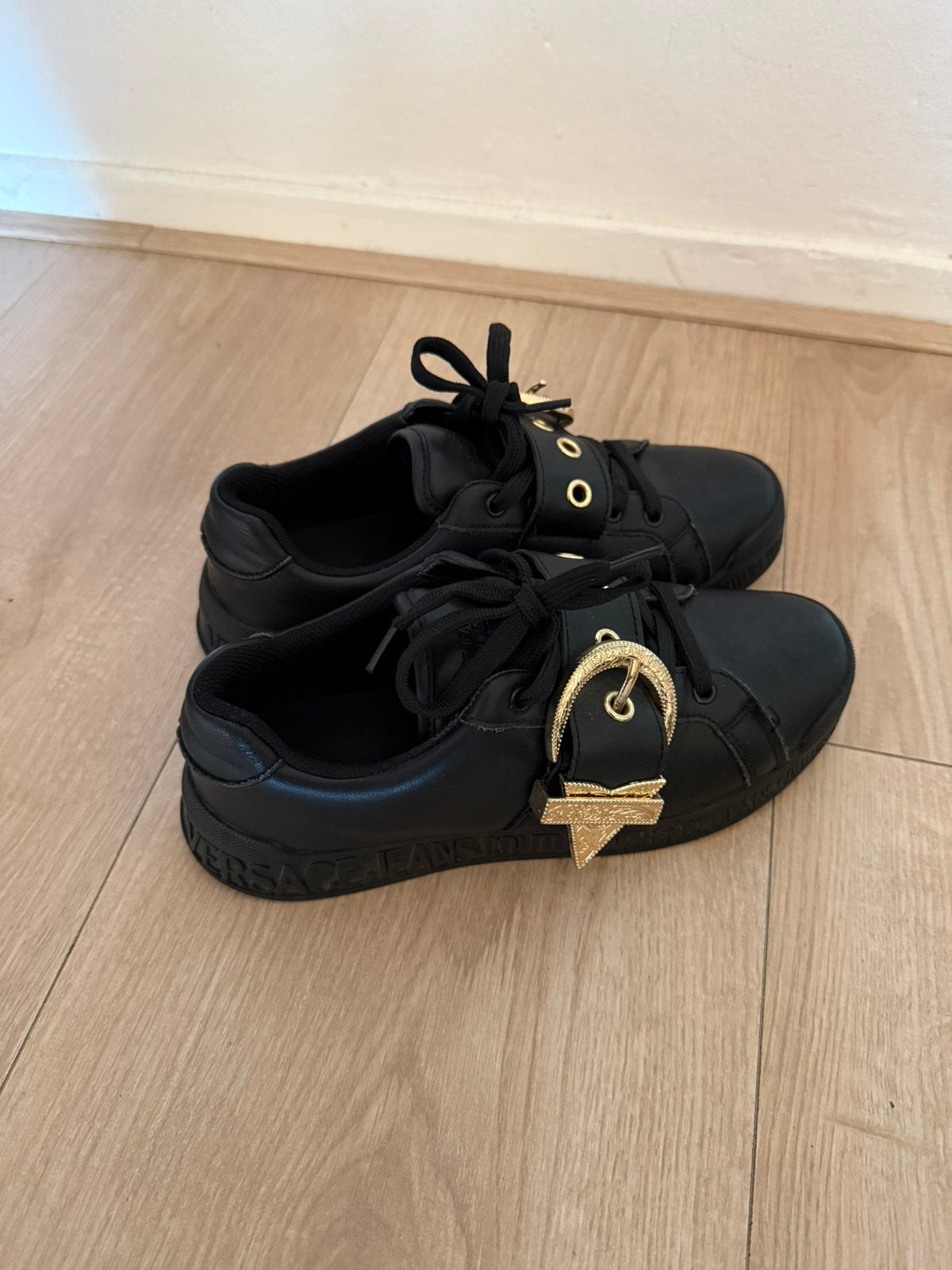 Versace sneakers dames, Ophalen of Verzenden, Zo goed als nieuw, Zwart