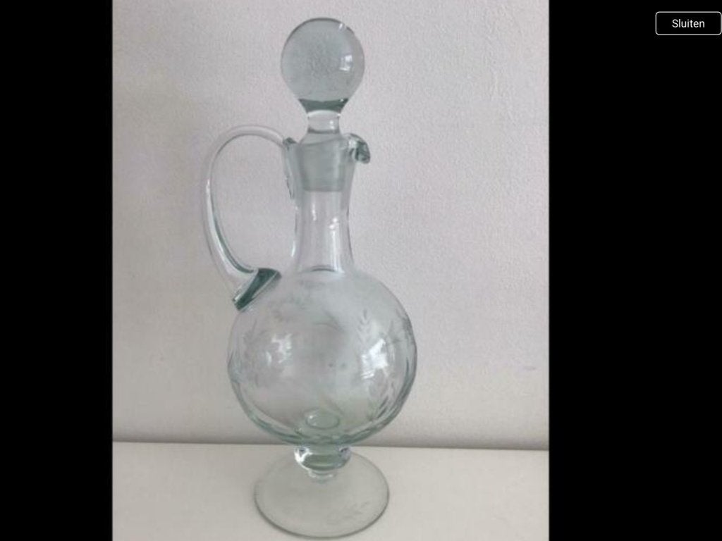 Antieke glazen karaf met ingegraveerd bloempatroon, Ophalen of Verzenden