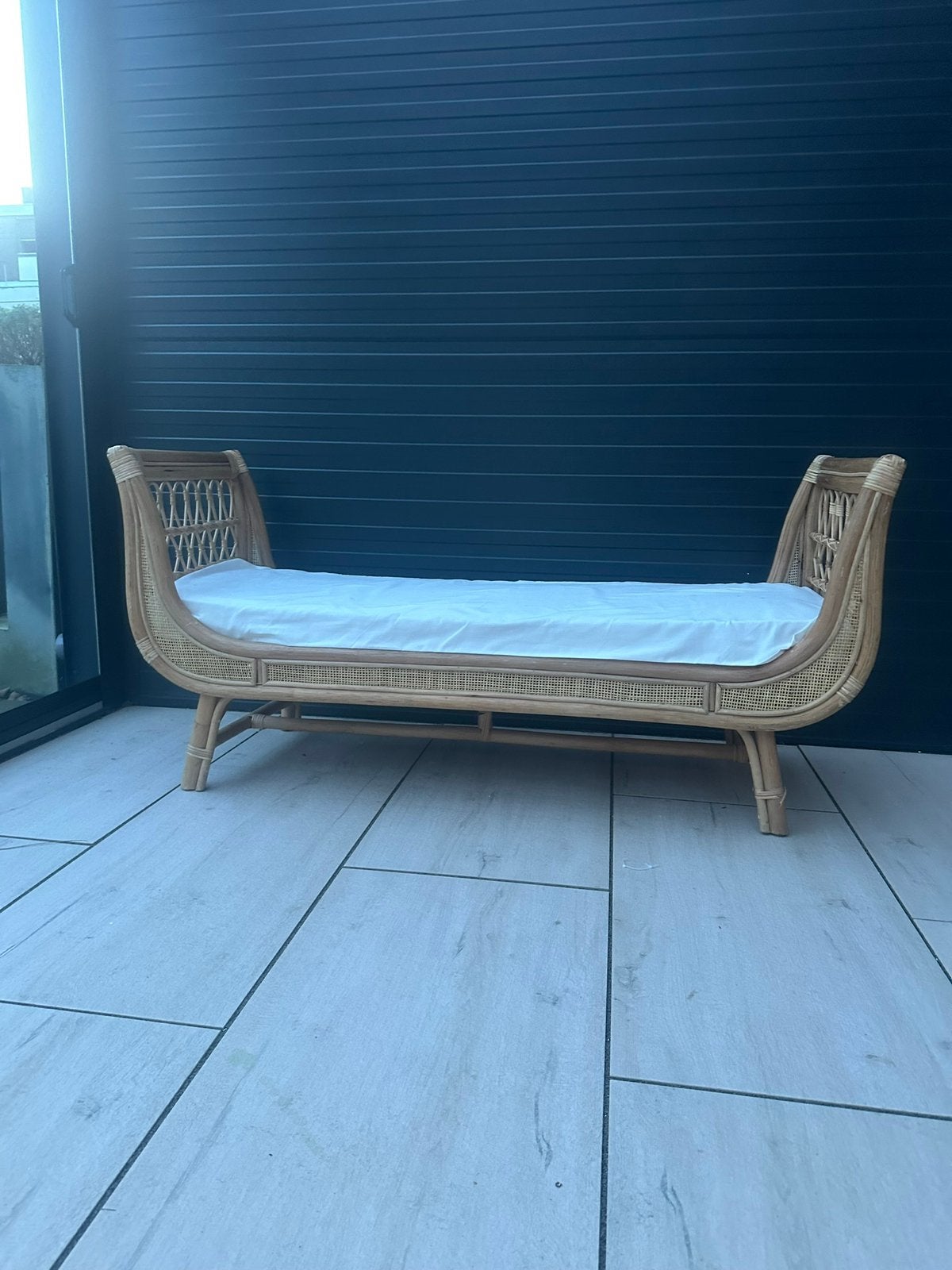 Luxe Rotan / Boho Bankje met Kussen Te koop, Ophalen, Zo goed als nieuw, Tweepersoons, Beige