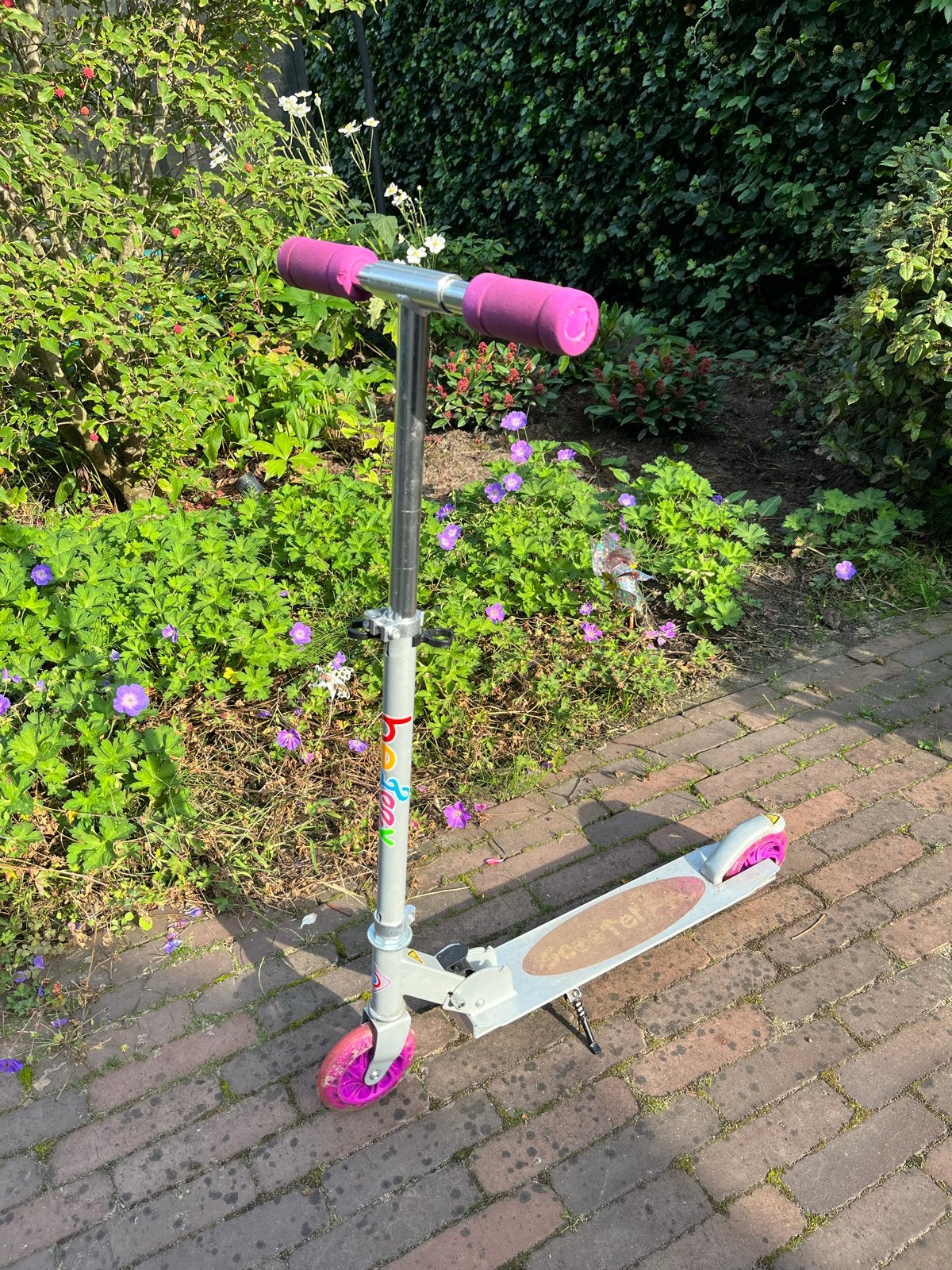 Stevige step met roze accenten - Goed voor uren speelplezier, Fietsen en Brommers, Ophalen of Verzenden, Gebruikt, Gewone step