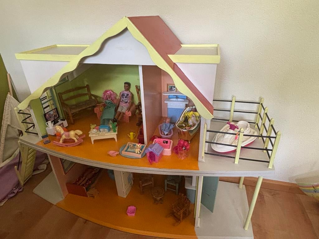 Groot houten poppenhuis met meubels, barbies en accessoires, Ophalen, Gebruikt, Poppenhuis