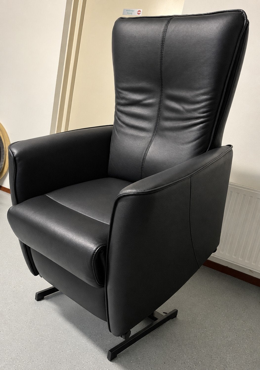 ZGAN Sta op fauteuil Prominent amper gebruikt elektrisch, Ophalen, Zo goed als nieuw, Leer, Zwart