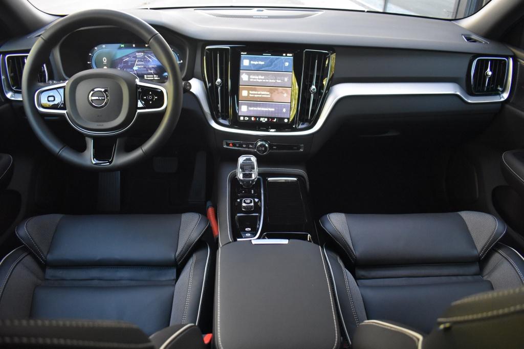 Volvo V60 T6 350pk AWD Plus Dark | Trekhaak | Harman/Kardon, Auto's, Volvo, Automaat, Gebruikt, 4 cilinders, 24 maanden