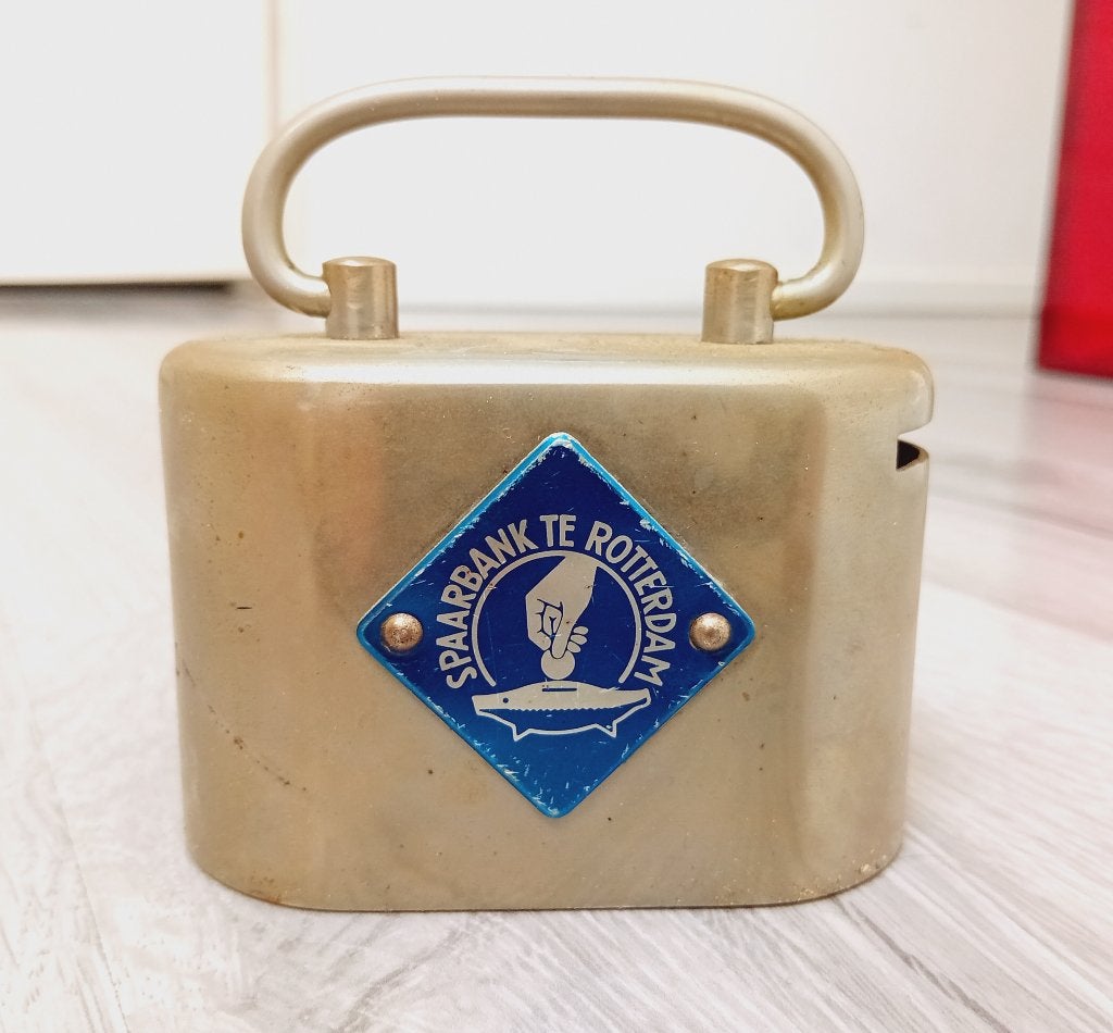 vintage spaarpot spaarbank rotterdam, zonder sleutel, Verzamelen, Verzenden, Gebruikt, Metaal of Blik, Overige thema's