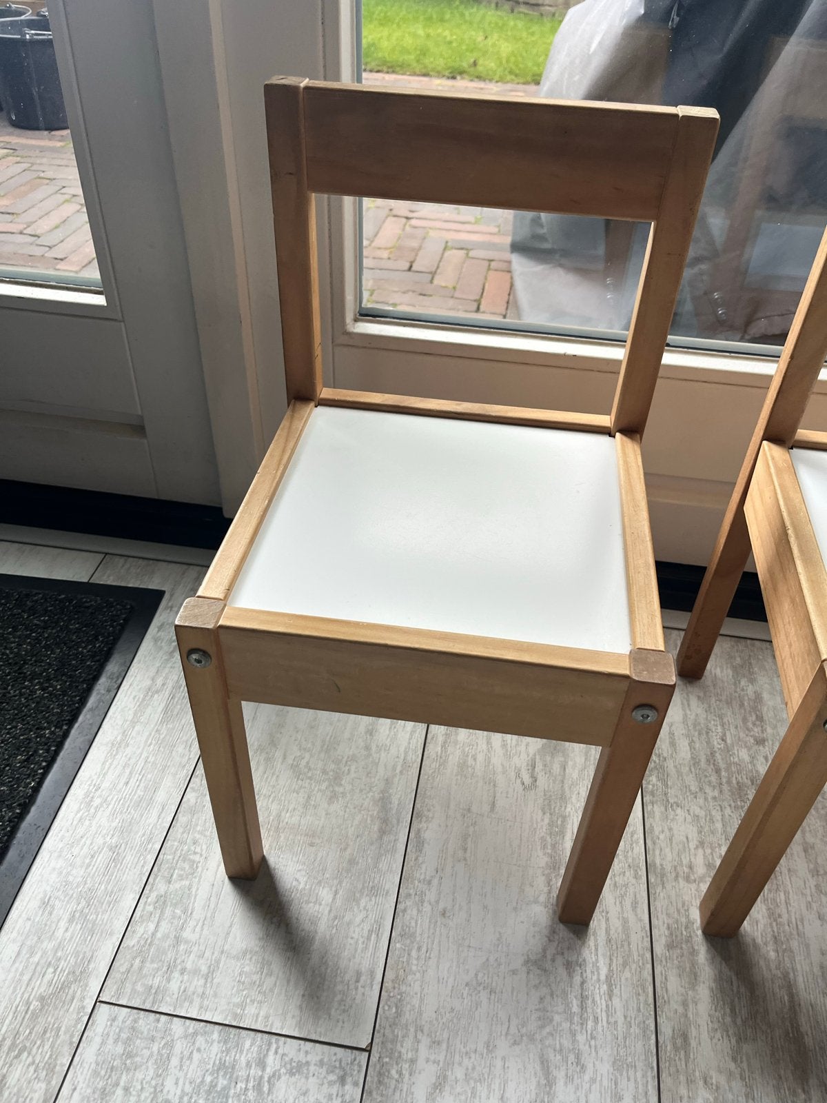 Twee houten kinderstoelen met witte zitting, Huis en Inrichting, Stoelen, Ophalen, Gebruikt, Twee, Wit