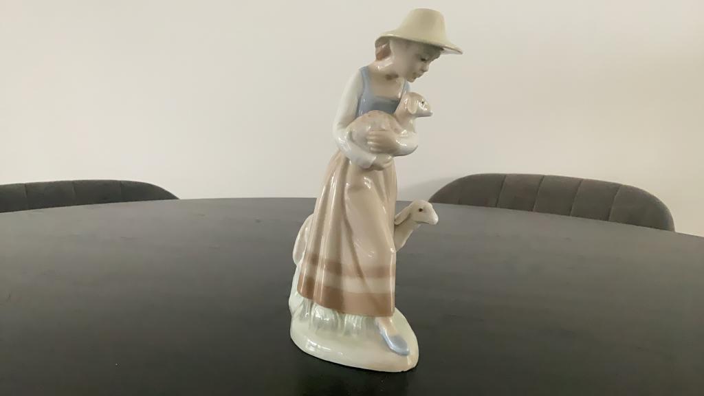 Nadal LLadro Porselein beeld spanje boerenmeisje retro hip, Ophalen, Zo goed als nieuw
