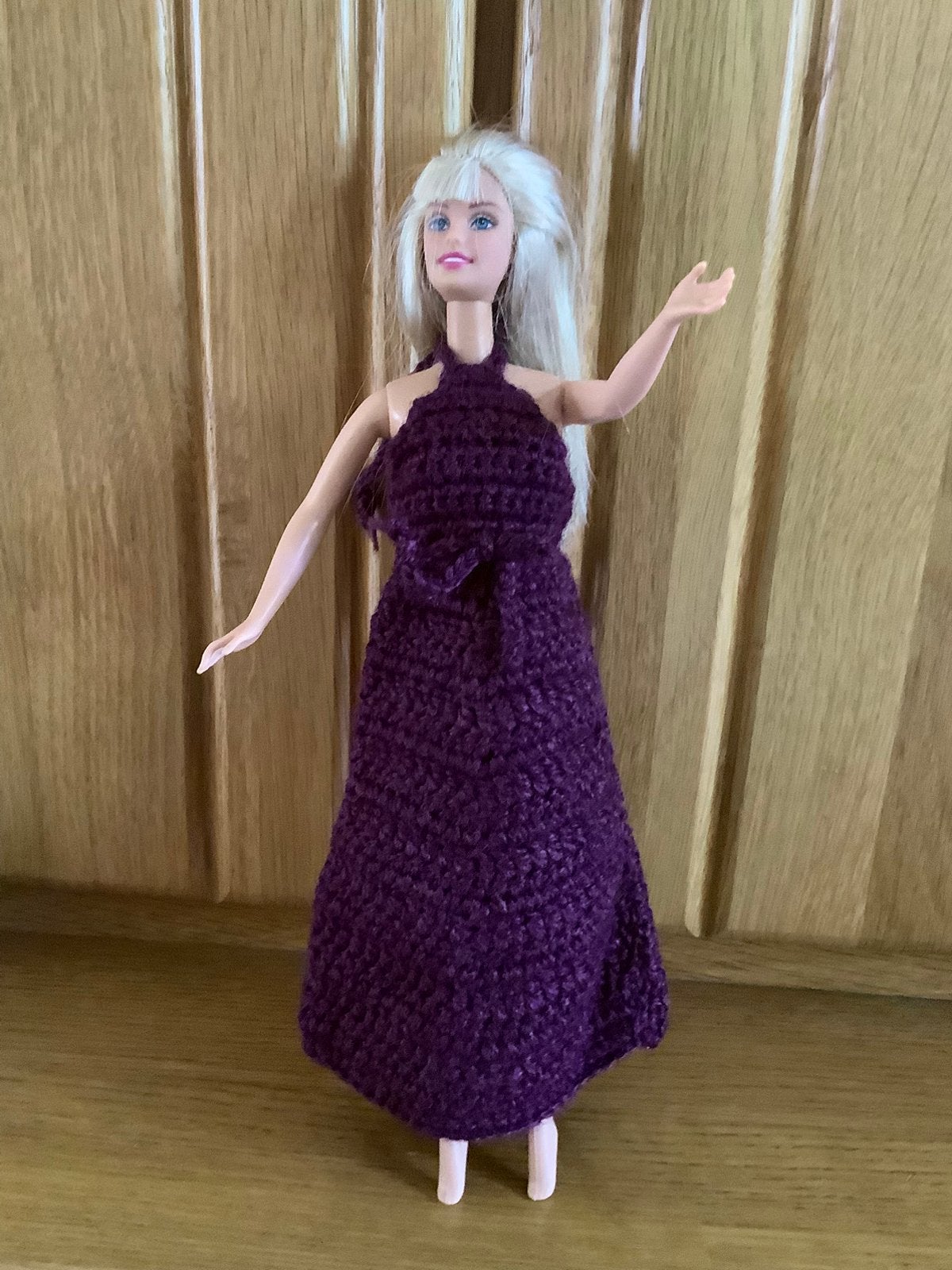 Lange gebreide jurk voor Barbie,vintage, Ophalen of Verzenden, Gebruikt, Kleertjes