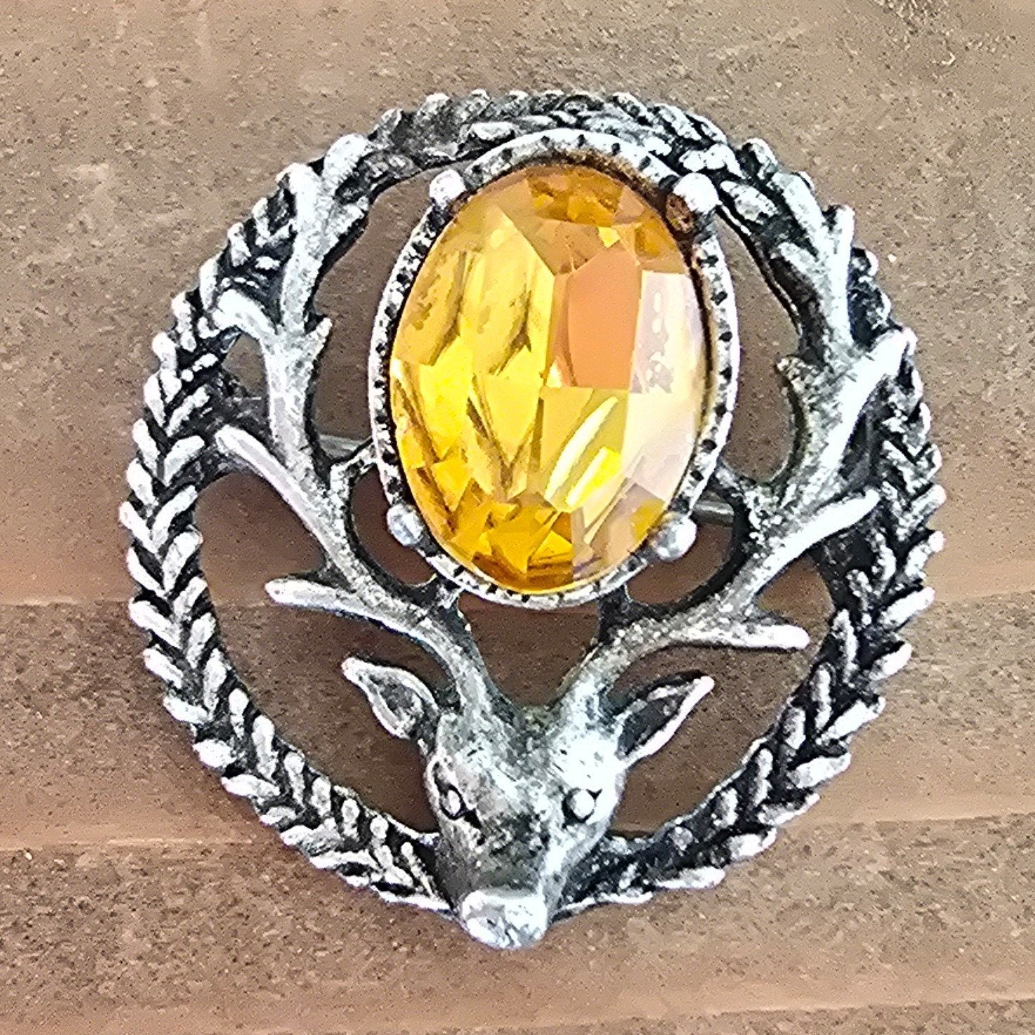 Vintage Schotse Keltische broche – Hertenkop met oranje, Overige materialen, Minder dan 4 cm, Oranje, Ophalen of Verzenden