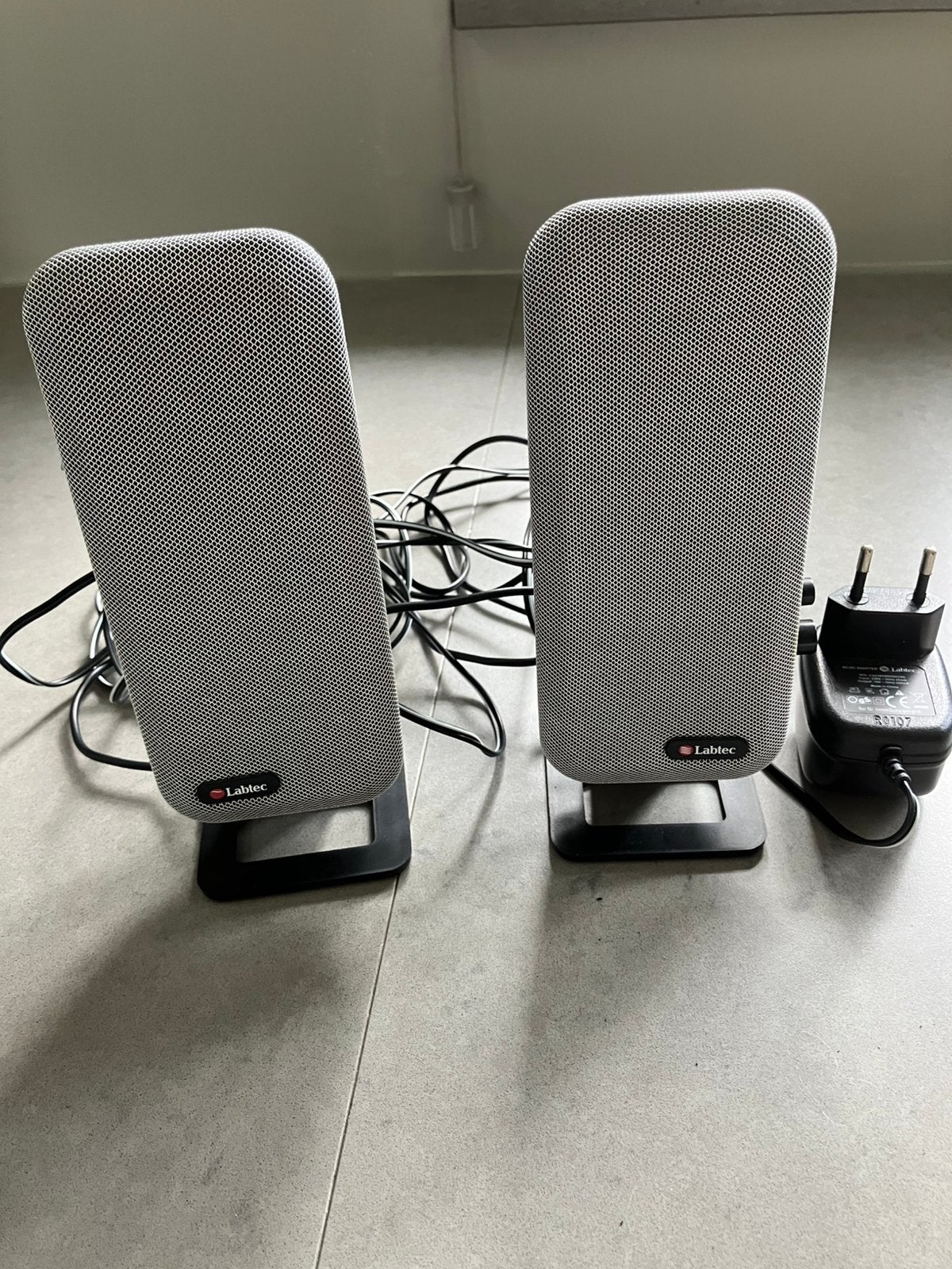 2 Labtec speakers, Ophalen of Verzenden, Zo goed als nieuw