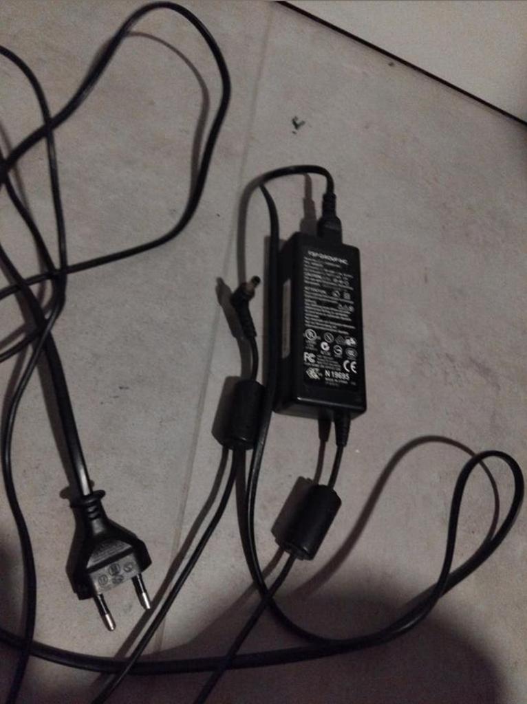 Laptop adapter 19v 3.42a prijs €10, Computers en Software, Ophalen of Verzenden
