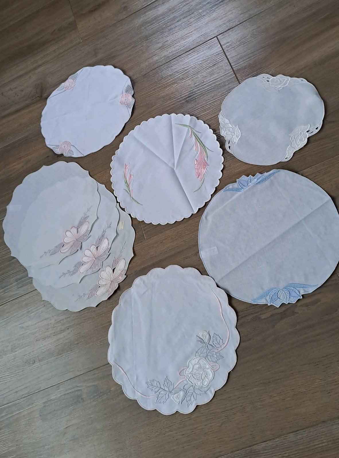 Set van diverse geborduurde kleedjes - Nieuw, Meerkleurig, Nieuw, Ophalen of Verzenden, Klassiek