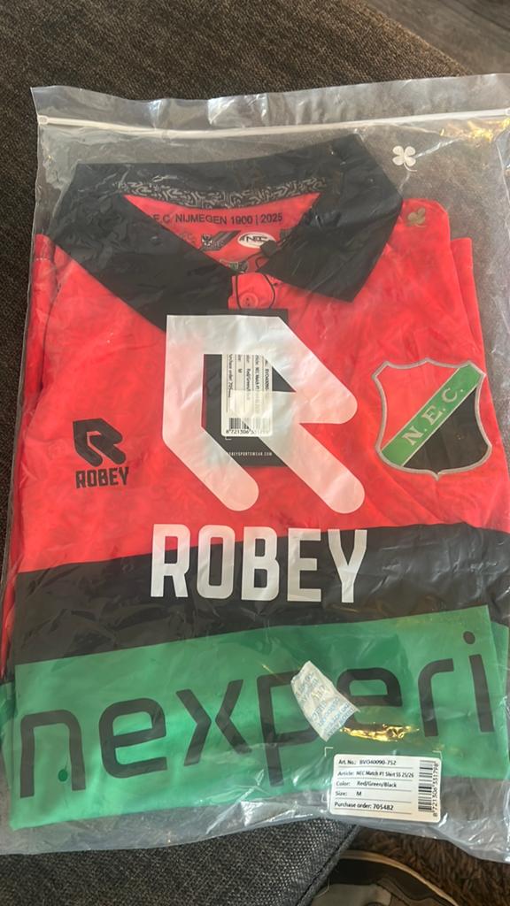 NEC shirt maat M NIEUW met eredivisie badge, Sport en Fitness, Voetbal, Ophalen of Verzenden, Nieuw, Shirt