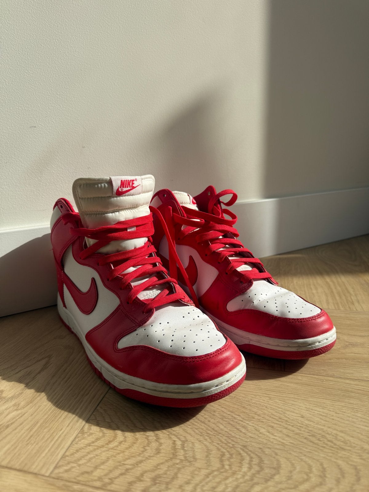 Nike Dunk High Rood/Wit – Maat 46 – Zeer Goede Staat, Ophalen of Verzenden, Gedragen, Wit, Sneakers of Gympen