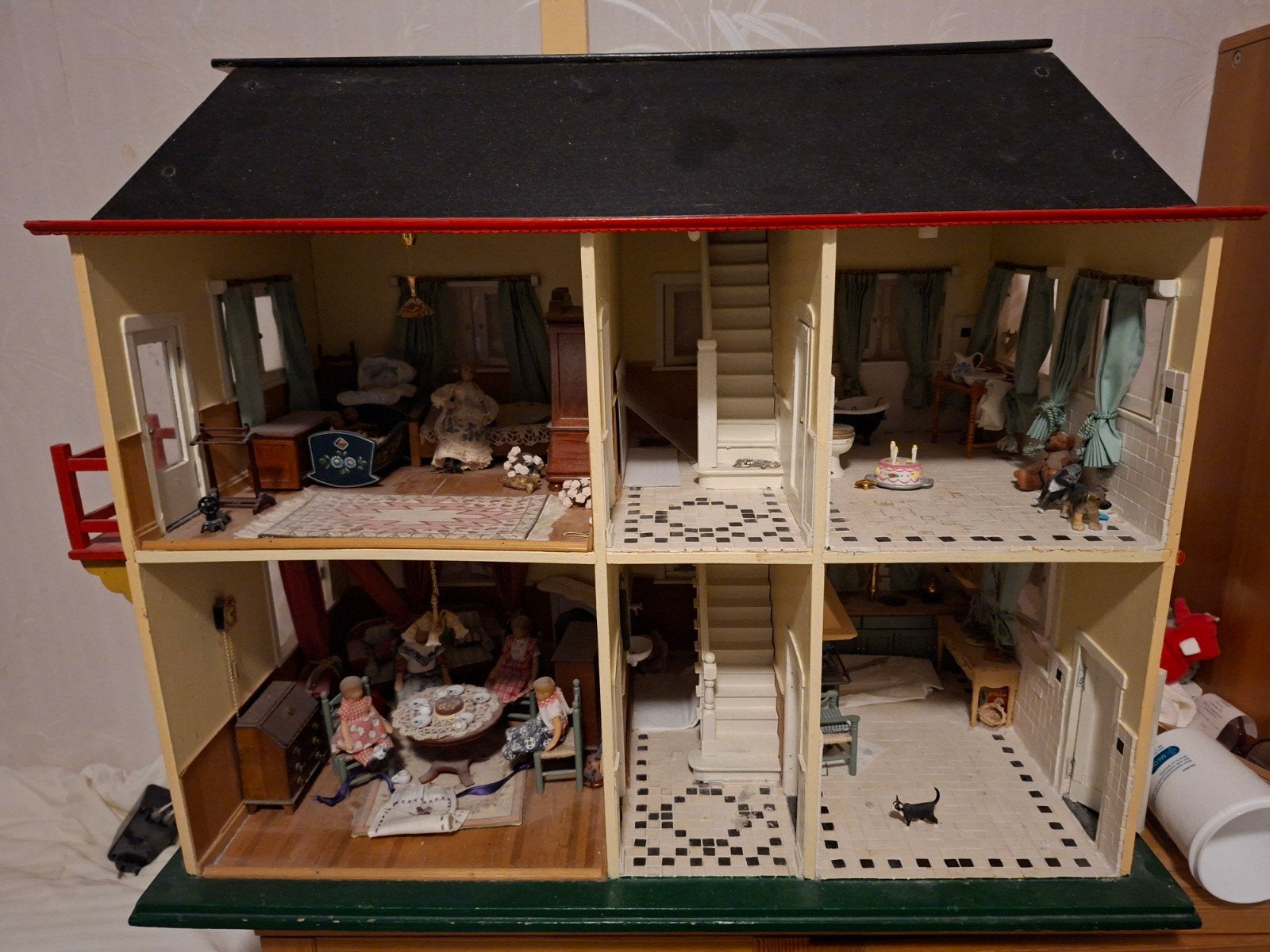 Groot Poppenhuis met Meubels en Poppen - 75x60x40 cm, Ophalen, Gebruikt, Poppenhuis